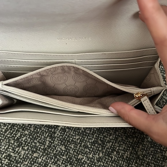 Michael Kors wallet - Picture 10 of 12